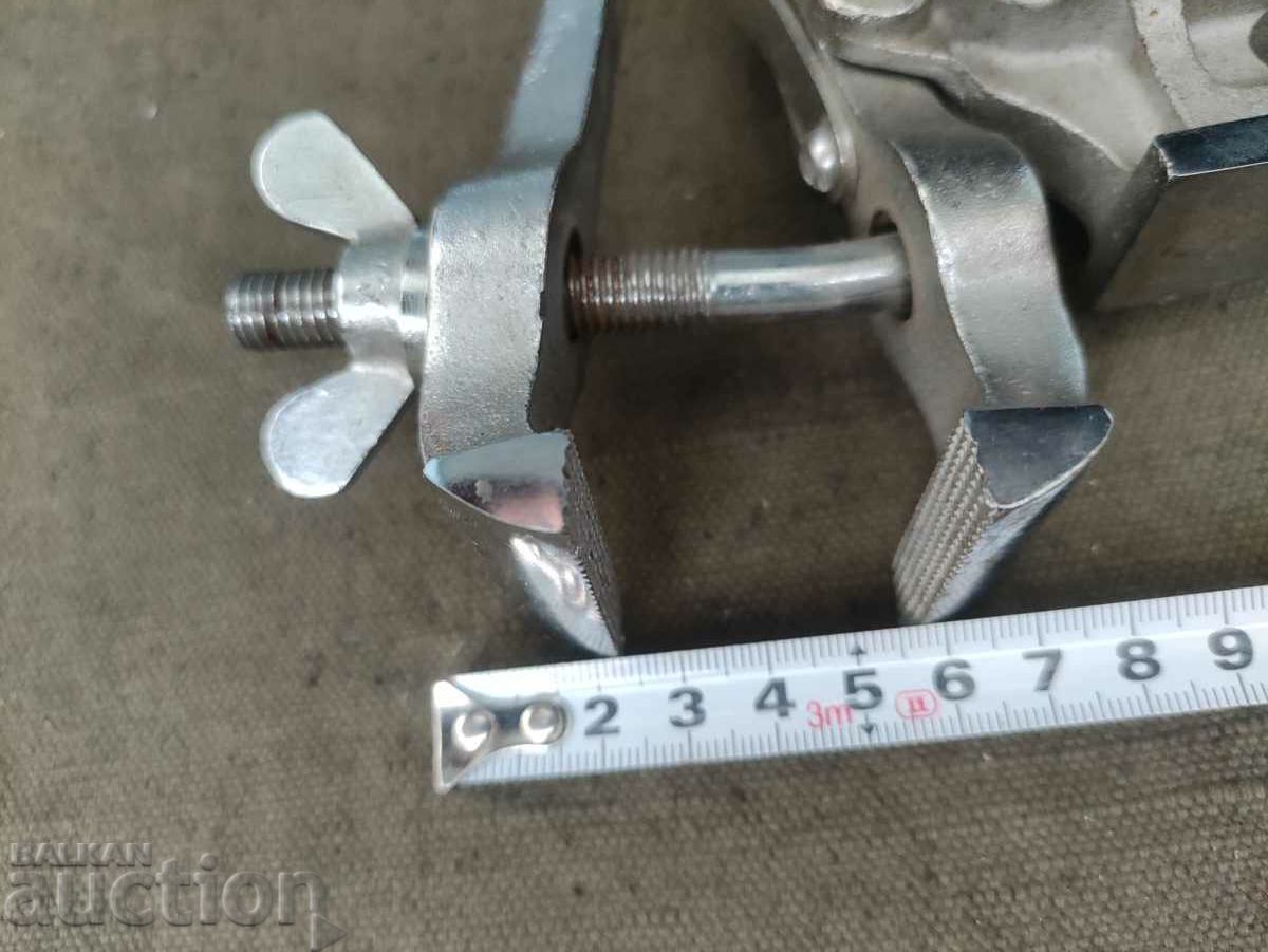 Auction Small anvil vise Auction Small anvil vise