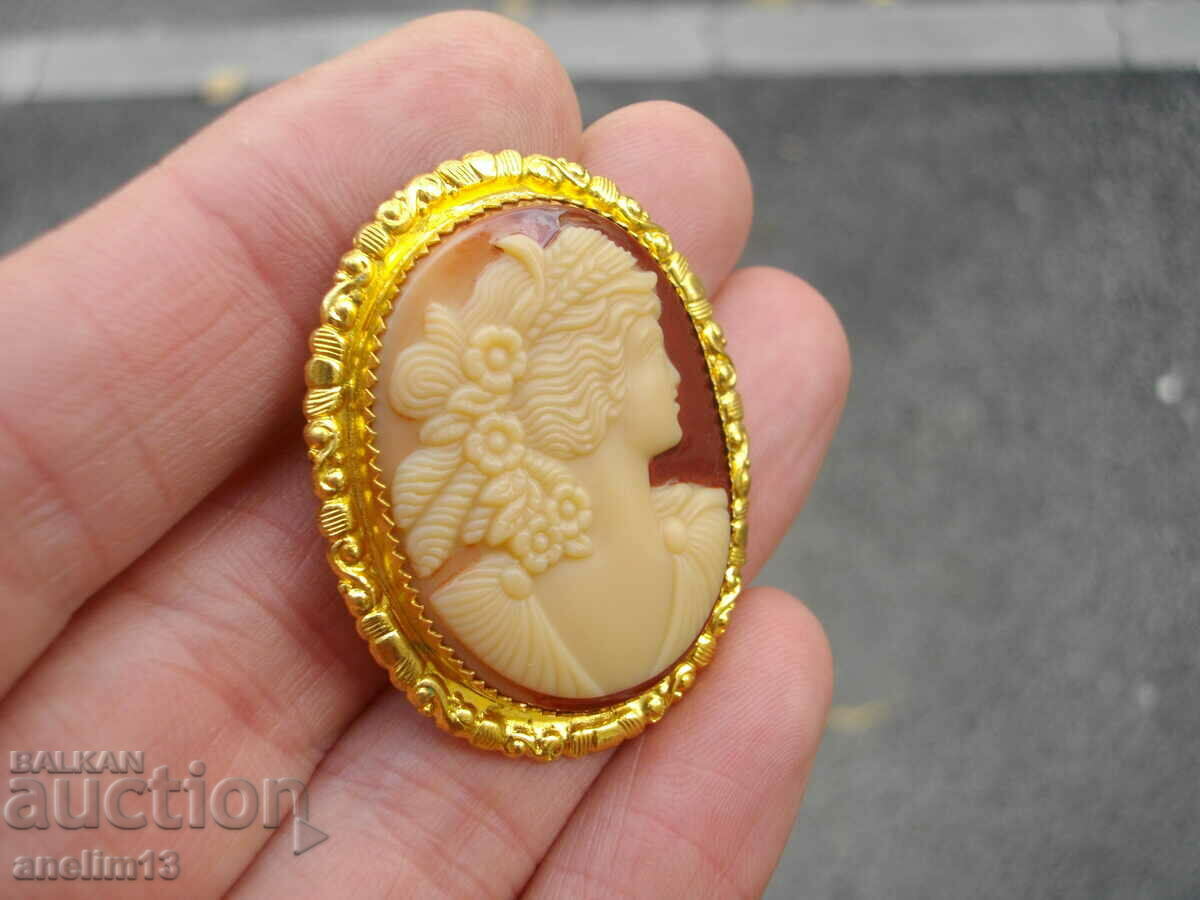 STARA BROSHKA KAMEA with price 30.00 BGN | € 15.34 STARA BROSHKA KAMEA with price 30.00 BGN | € 15.34