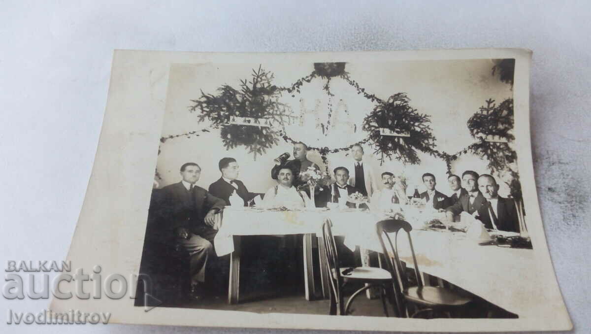 Φωτογραφία Άνδρες σε ένα γιορτινό τραπέζι