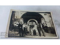 Foto Bărbați, femei și copii în fața Mănăstirii Rila, 1932