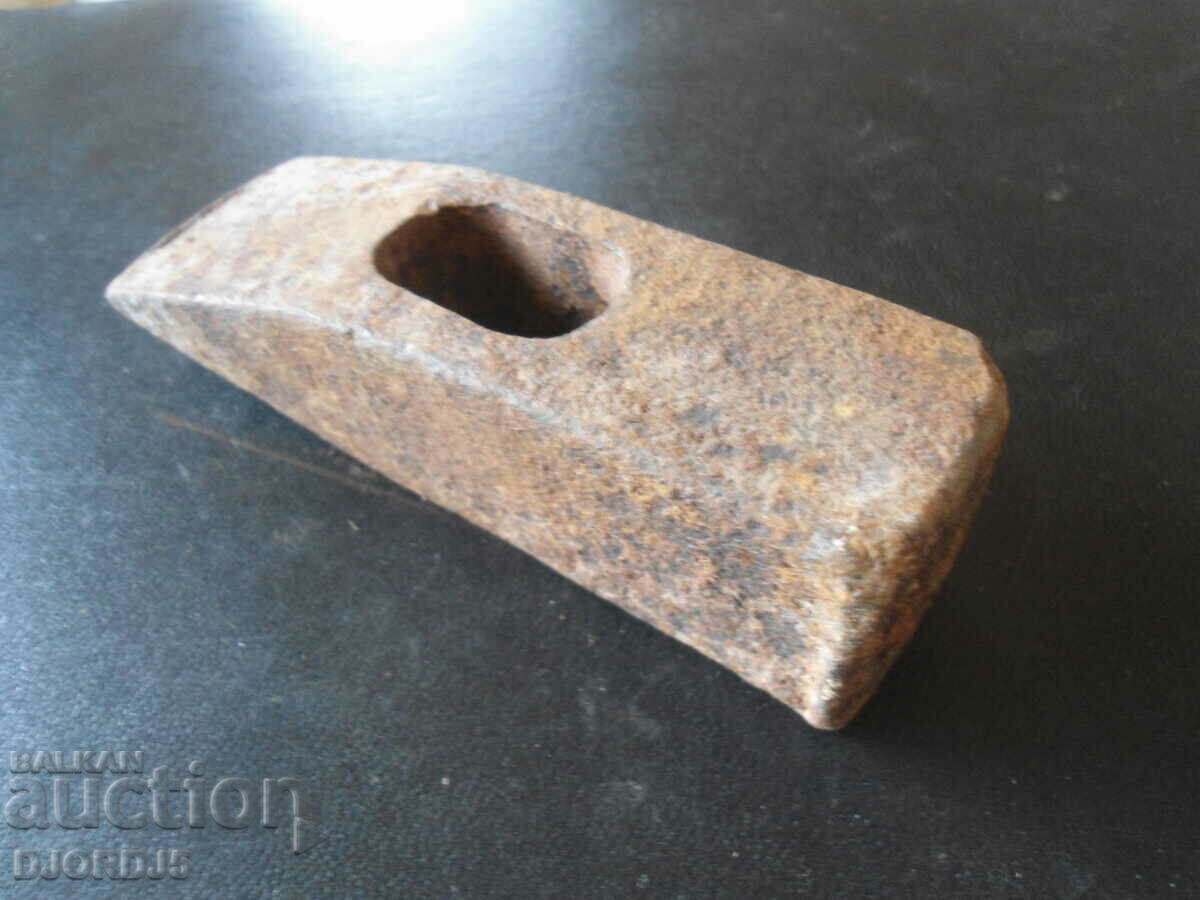 Old hammer, 0.850 kg with price 3.00 BGN | € 1.53