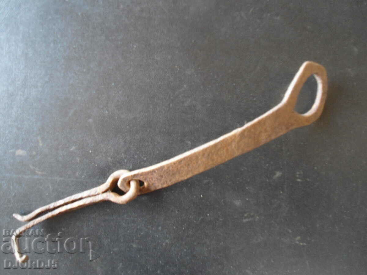 Old wrought latch with price 3.00 BGN | € 1.53 Old wrought latch with price 3.00 BGN | € 1.53