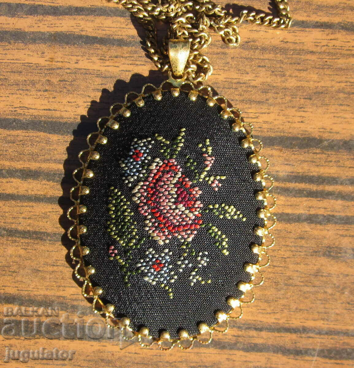Auction  old ladies gold plated mirror pendant with chain embroidery