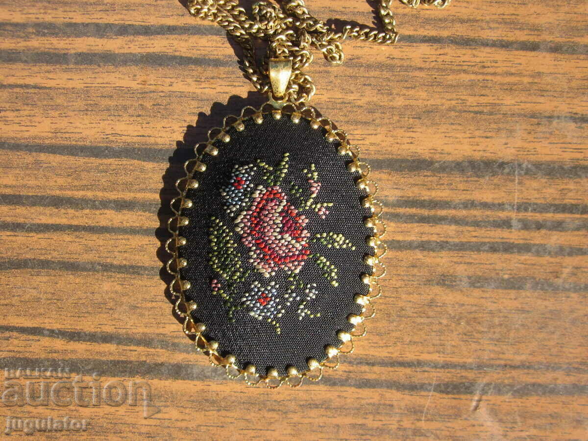 Delivery of old ladies gold plated mirror pendant with chain embroidery
