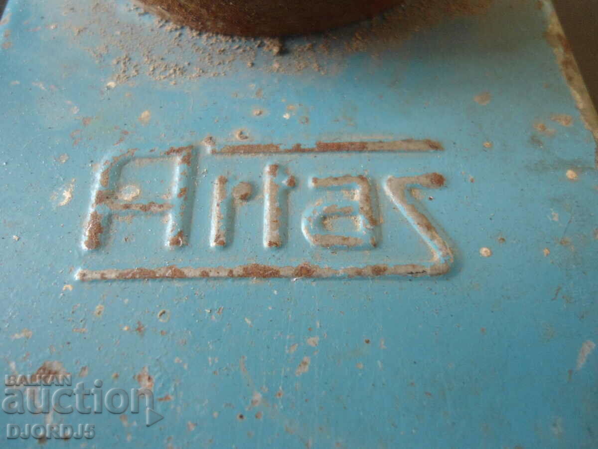 An old flashlight with price 2.00 BGN | € 1.02 An old flashlight with price 2.00 BGN | € 1.02