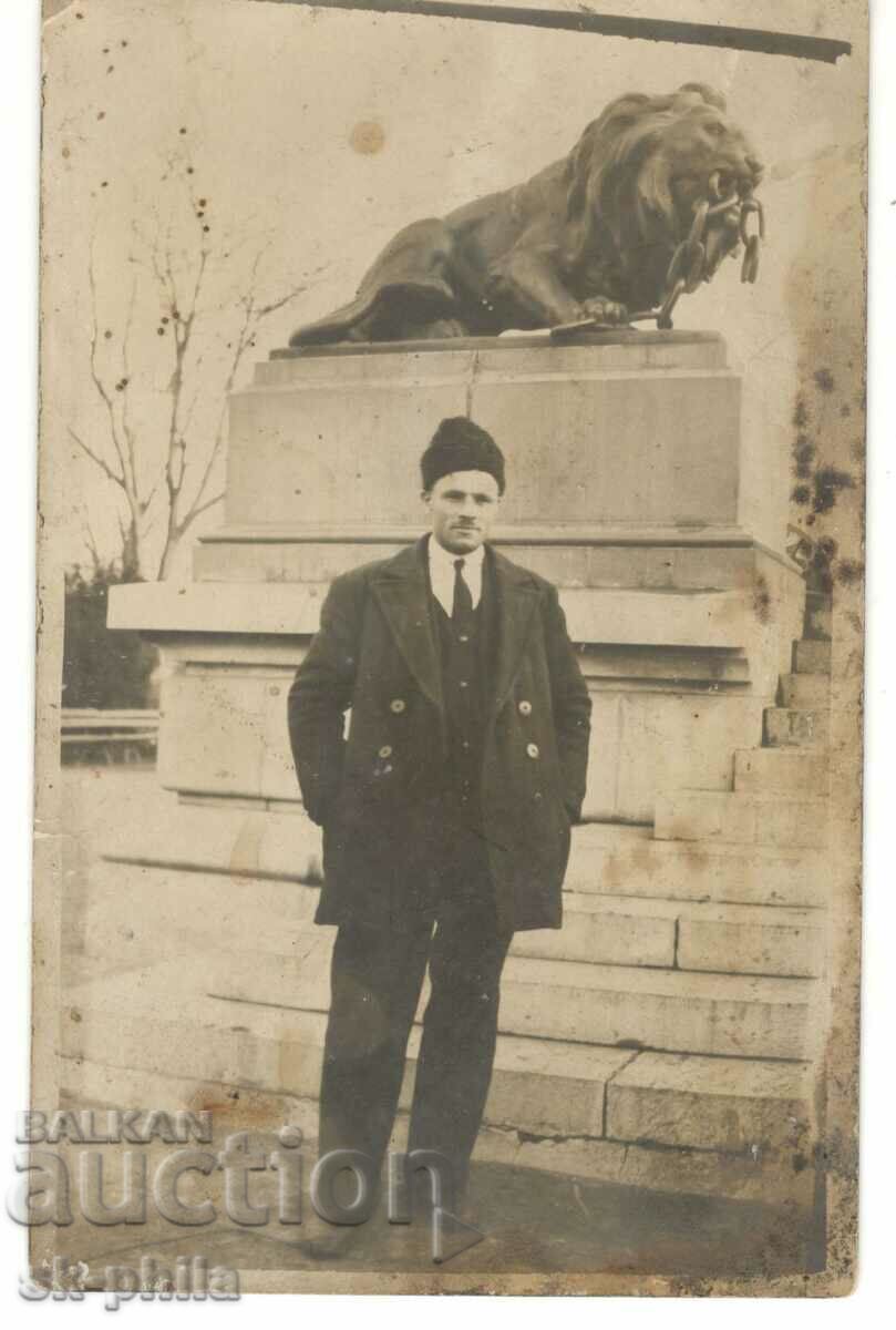 Fotografie veche - Bărbat în fața unui monument
