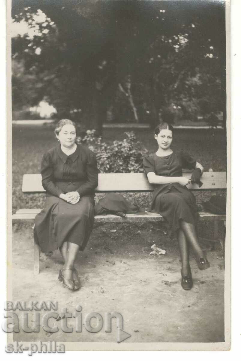 Стара снимка - Две жени в парка