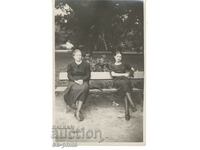 Παλιά φωτογραφία - Δύο γυναίκες στο πάρκο