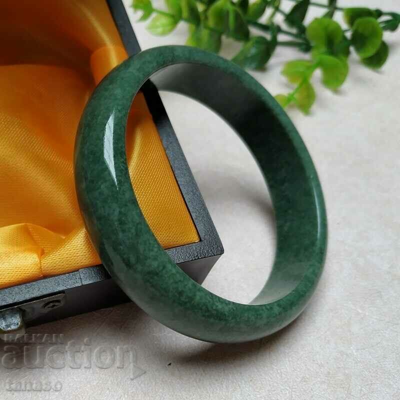 Women's bracelet made of natural jade, monolithic