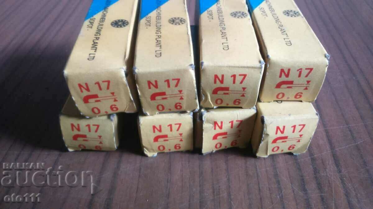 SPARK PLUG SPARK PLUG - N 17 NEW SHORT THREAD - 8 pieces with price 80.00 BGN | € 40.90