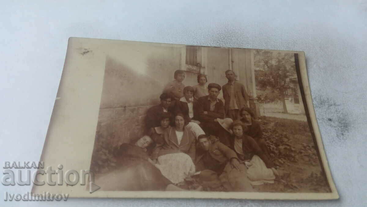 Снимка Село Вълчи Трънъ Мъже и жени покрай къща 1924