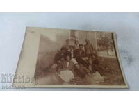 Снимка Село Вълчи Трънъ Мъже и жени покрай къща 1924