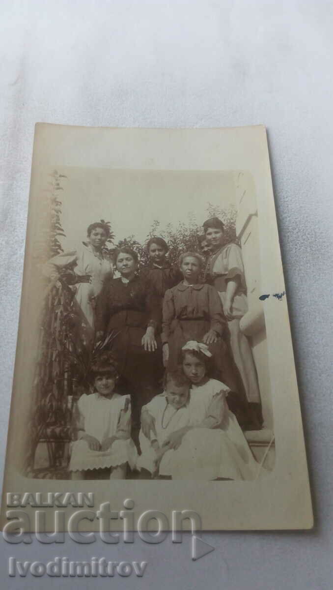 Снимка Жени и три деца в бели дрешки