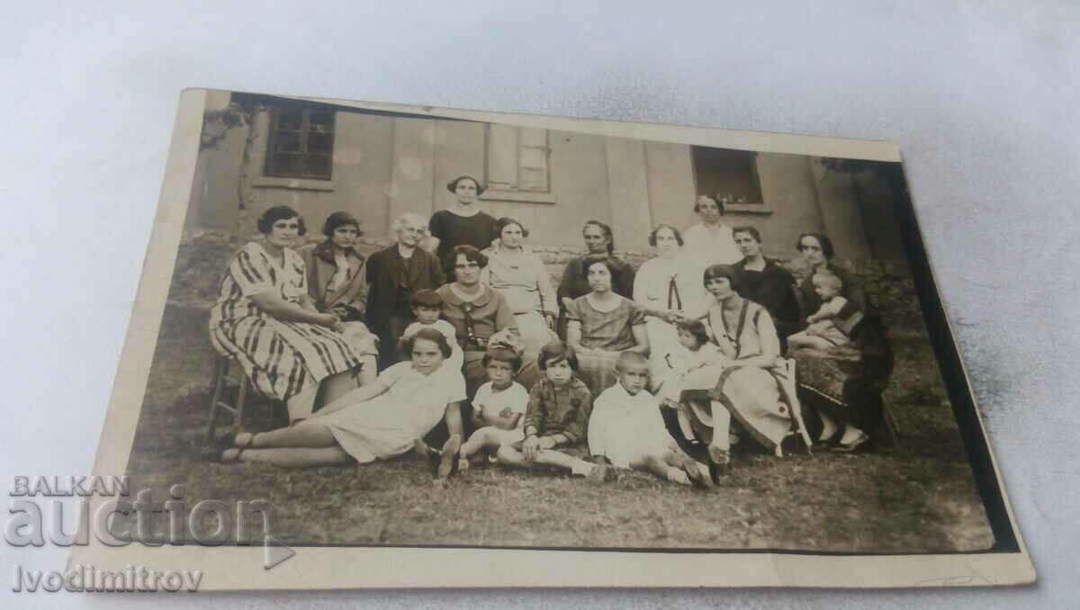 Снимка Хисаря Жени и деца в двора 1926