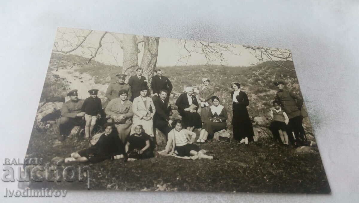 Photo Officers, men, women and children on an outing