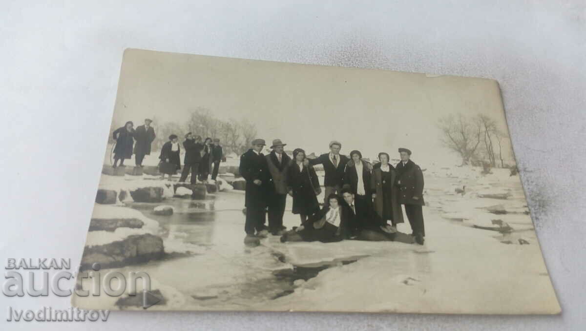 Photo Men and women on the river in winter