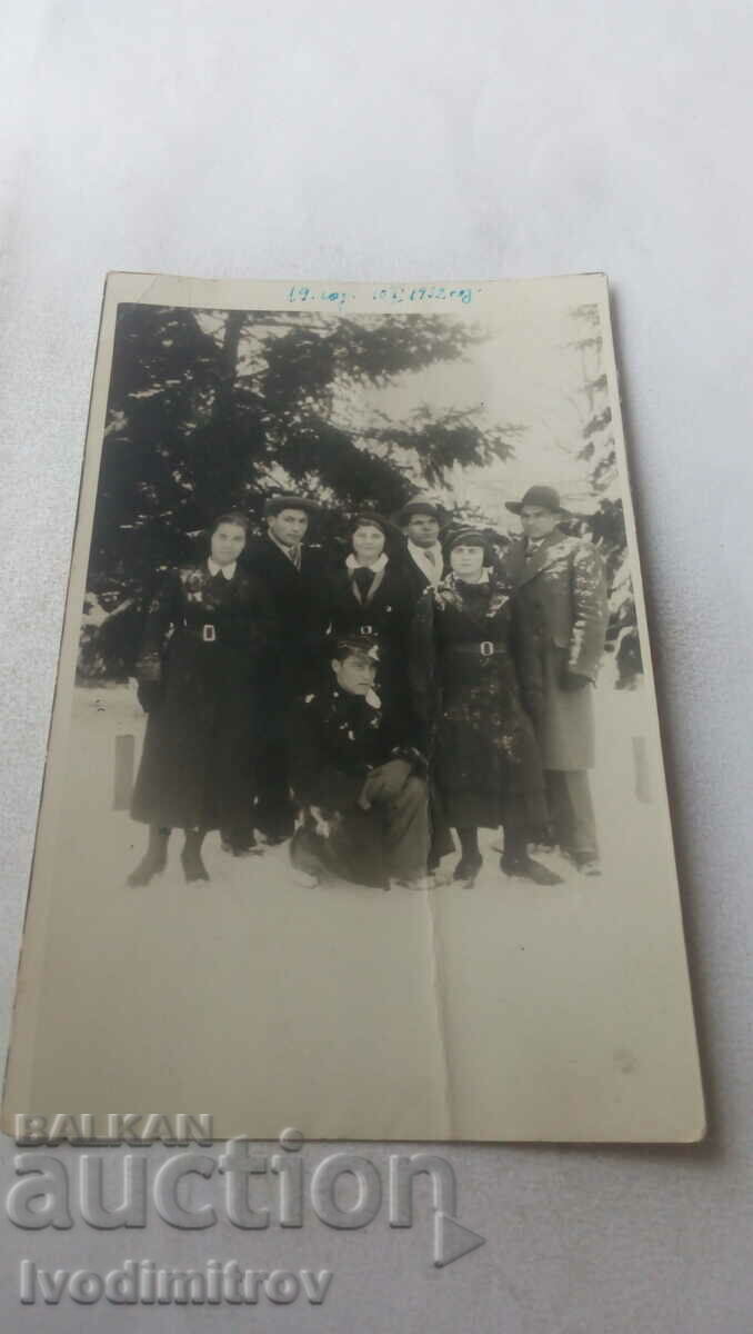 Photo Sofia Young men and women in the park in the winter of 1932