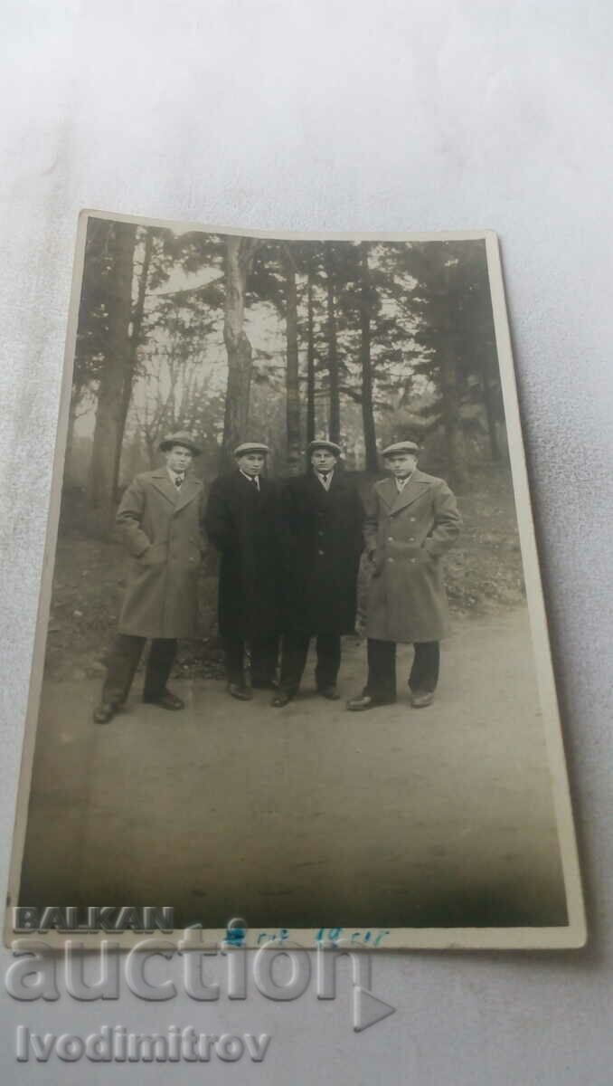Fotografie Sofia Patru bărbați în pădure 1933