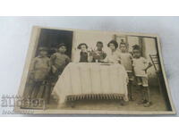 Photo Women and children around a table in the courtyard