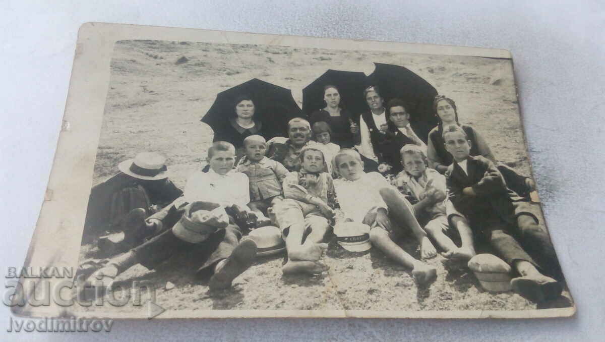 Снимка Бояна Деца и жени с черни чадъри на поляна след събор