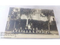 Doamna Sliven Schoolgirls întinsă pe pajiștea din fața gimnaziului 1926