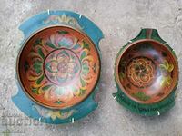 Old wooden bowls as souvenirs.