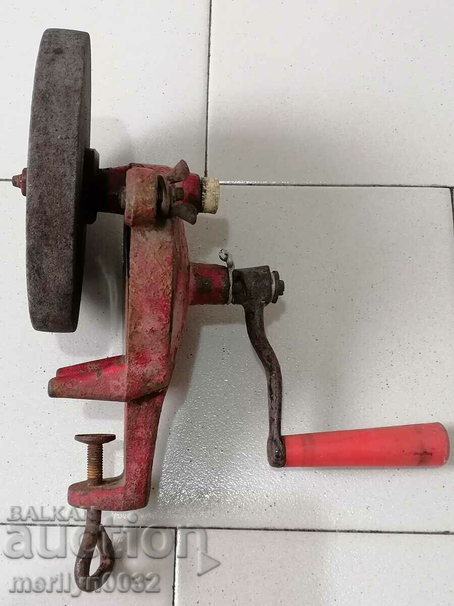 Ένα παλιό χέρι που κρατούσε γυαλόχαρτο με μηχανισμό κοπής λαβών από τον 20ό αιώνα