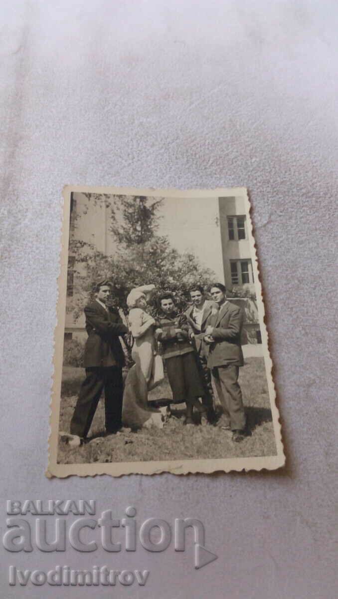 Fotografie Sofia O femeie și trei bărbați lângă o statuie