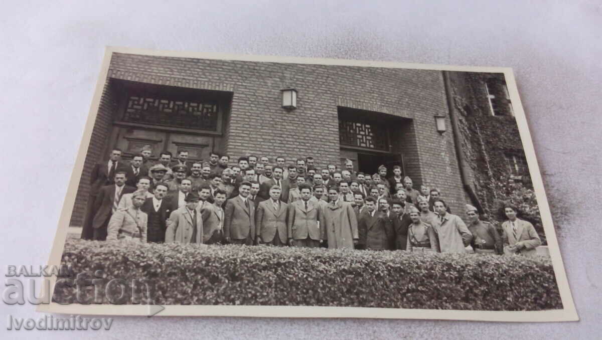 Fotografie Sofia Ofițeri și oameni în fața unei clădiri administrative