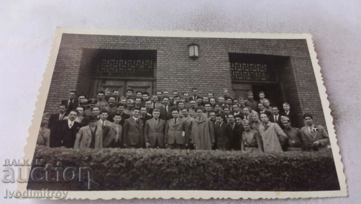 Φωτογραφία Σόφια Αξιωματικοί και άνδρες μπροστά από ένα διοικητικό κτίριο