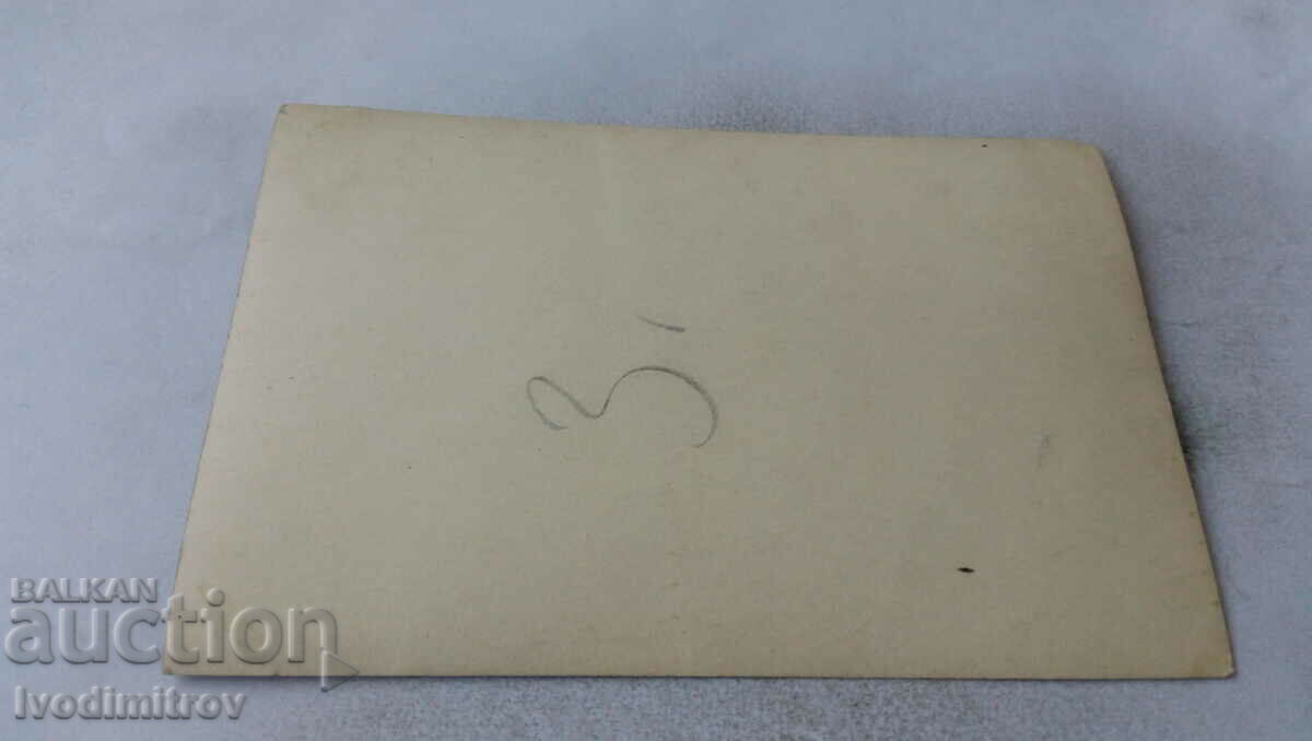 Φωτογραφία Νεαρό κορίτσι με μαύρο φόρεμα με τιμή 1.35 BGN | € 0.69