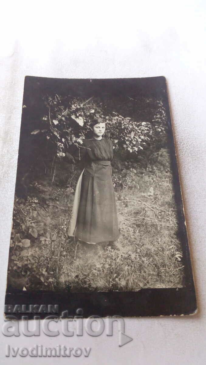 Снимка Ловечъ Младо момиче в черна рокля 1918