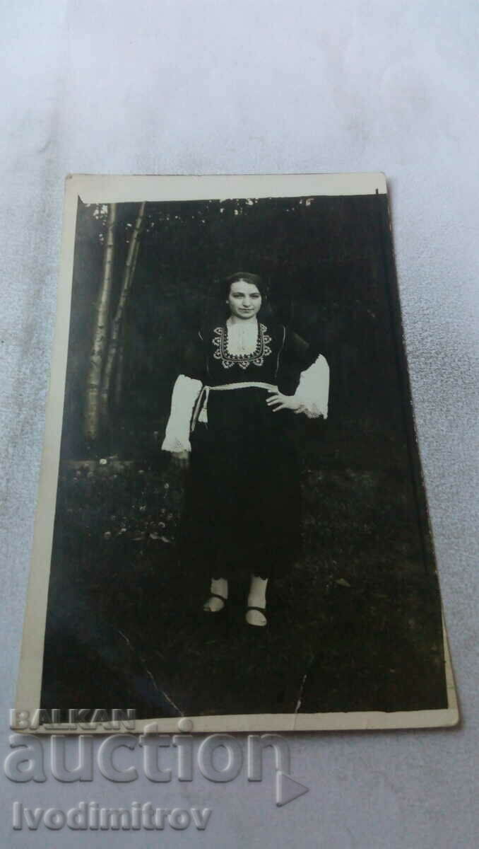 Φωτογραφία Νεαρό κορίτσι με παραδοσιακή φορεσιά
