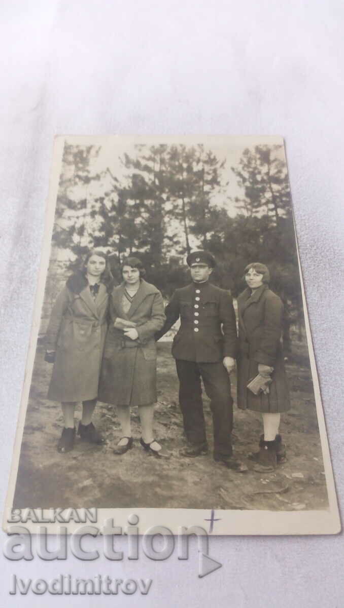 Fotografie Sofia ofițer și trei femei în pădure 1930