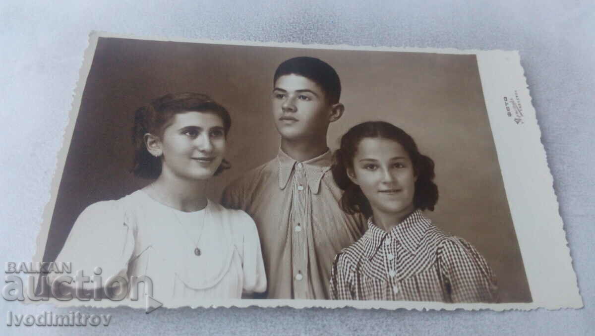 Fotografie Silistra Un băiat și două fete tinere