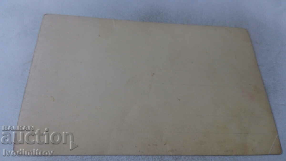 Foto Două fetițe în fața intrării unei case cu preț 2.65 BGN | € 1.35 Foto Două fetițe în fața intrării unei case cu preț 2.65 BGN | € 1.35