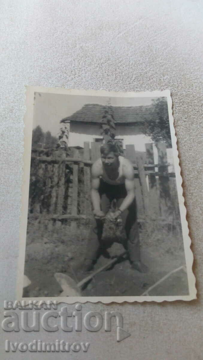 Снимка Мъж гол до кръста копае в градината