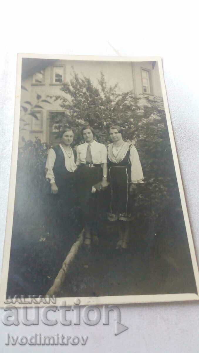 Fotografie Sofia Trei fete tinere în curtea unei case 1933