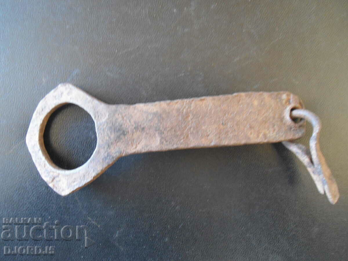 Old wrought latch with price 3.00 BGN | € 1.53 Old wrought latch with price 3.00 BGN | € 1.53