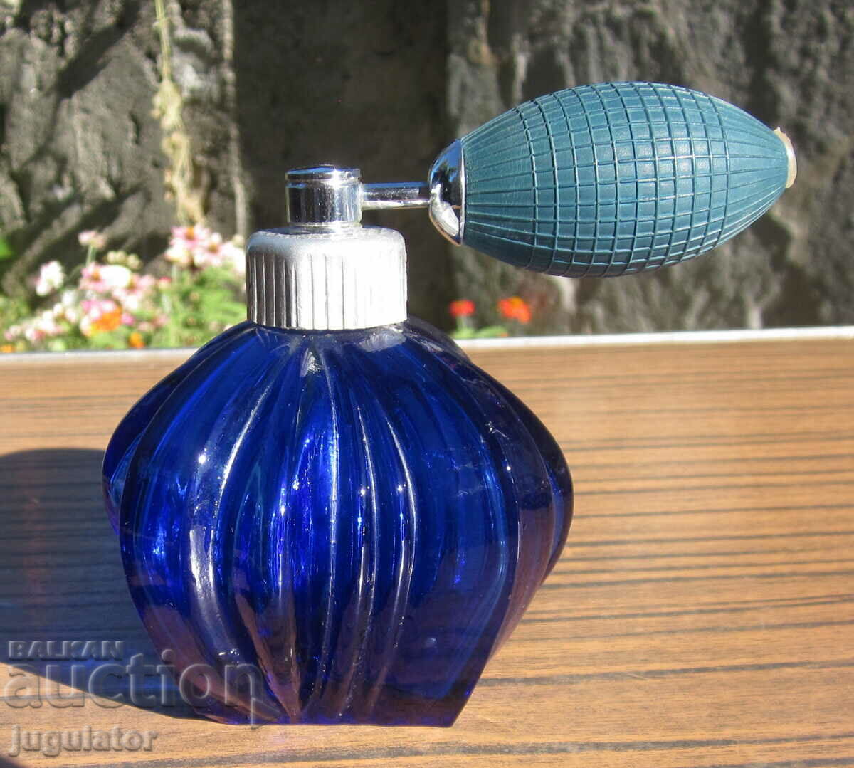 vintage επιτραπέζιο μπουκάλι αρώματος από γυαλί κοβαλτίου με αντλία