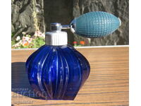 Sticla de parfum din sticla cobalt cu blat de masa vintage cu pompa