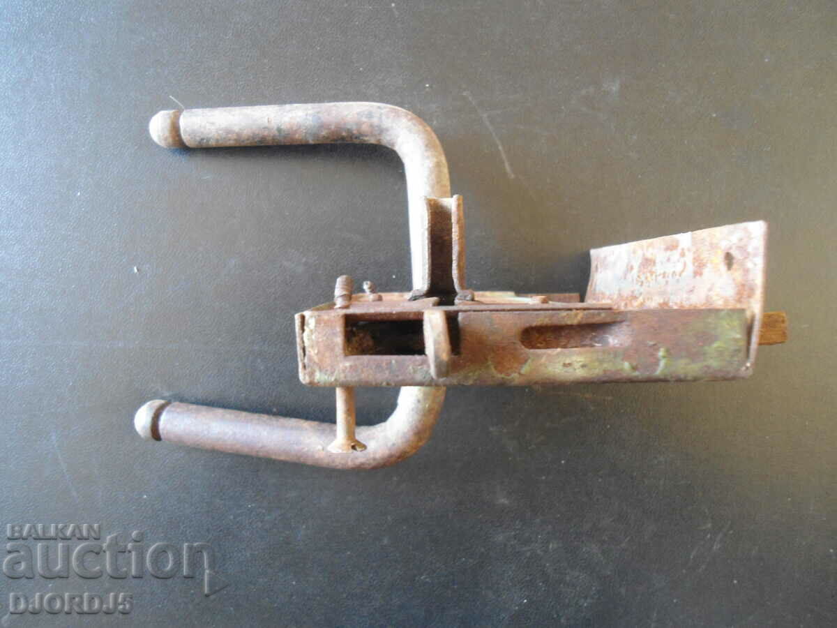 Auction Old lock, acting Auction Old lock, acting