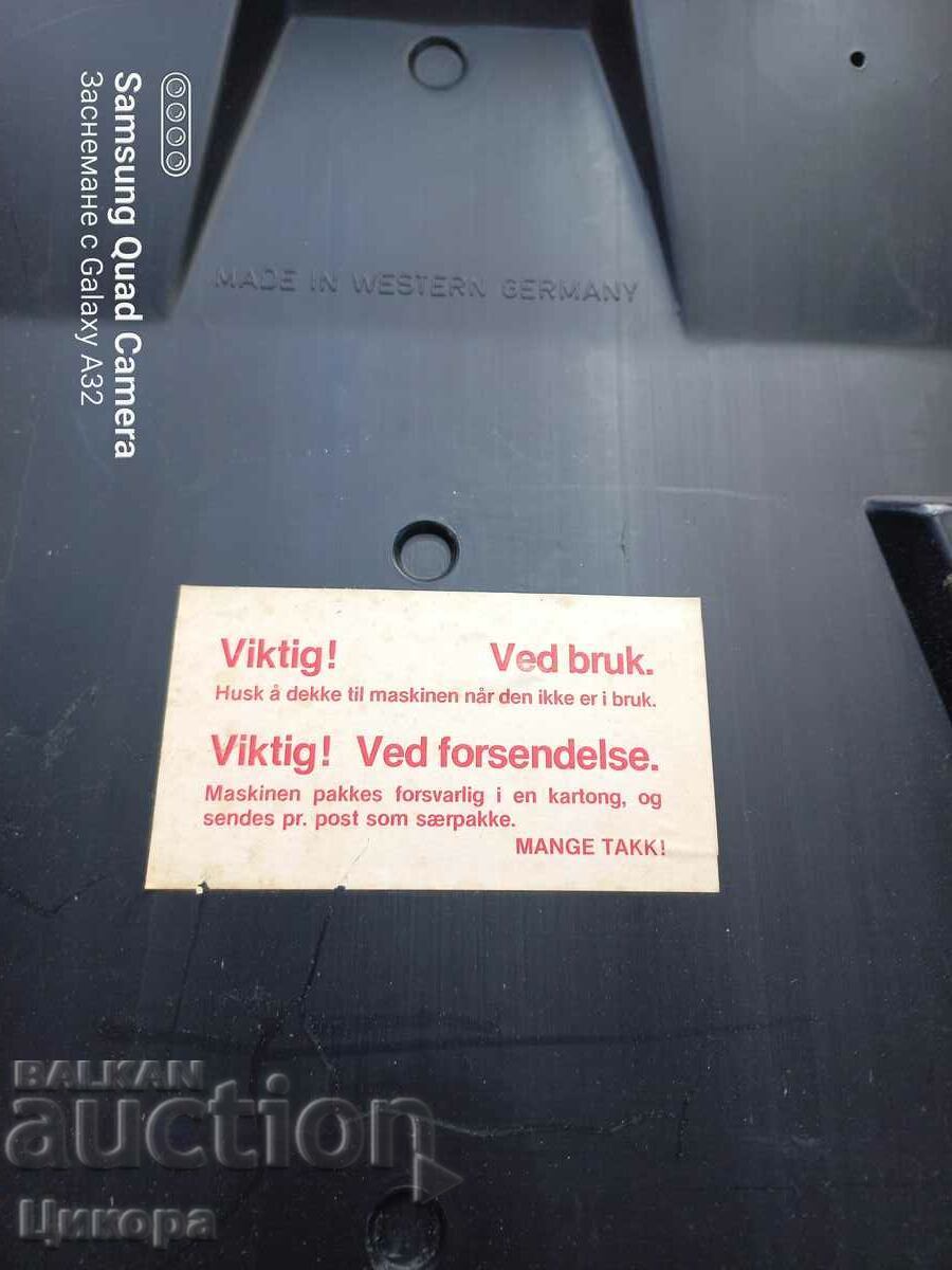 Delivery of GERMAN TYPEWRITER IN A SUITCASE Delivery of GERMAN TYPEWRITER IN A SUITCASE