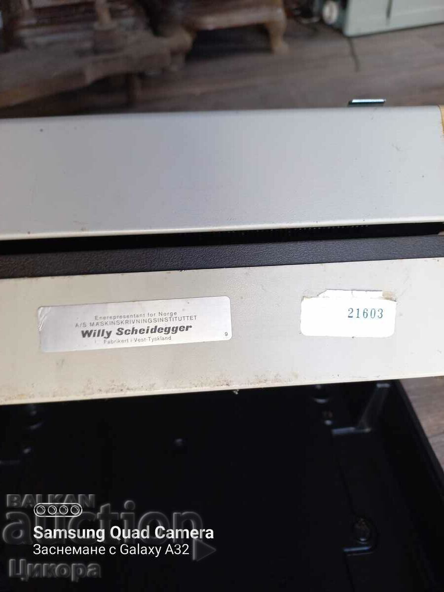 GERMAN TYPEWRITER IN A SUITCASE - 5 GERMAN TYPEWRITER IN A SUITCASE - 5