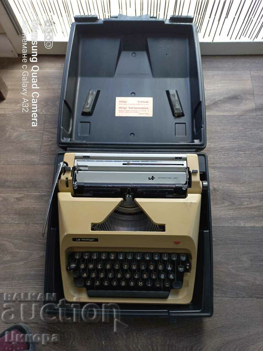 GERMAN TYPEWRITER IN A SUITCASE GERMAN TYPEWRITER IN A SUITCASE