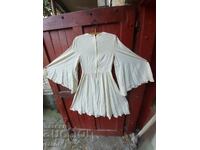 Дълга бяла риза  . Носия