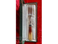 Furculiță de servire antică.