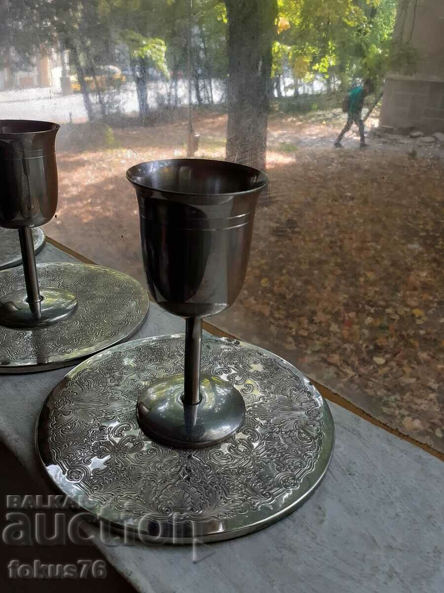 Σετ από τέσσερις μεταλλικές κούπες και σουβέρ με τιμή 59.00 BGN | € 30.17 Σετ από τέσσερις μεταλλικές κούπες και σουβέρ με τιμή 59.00 BGN | € 30.17