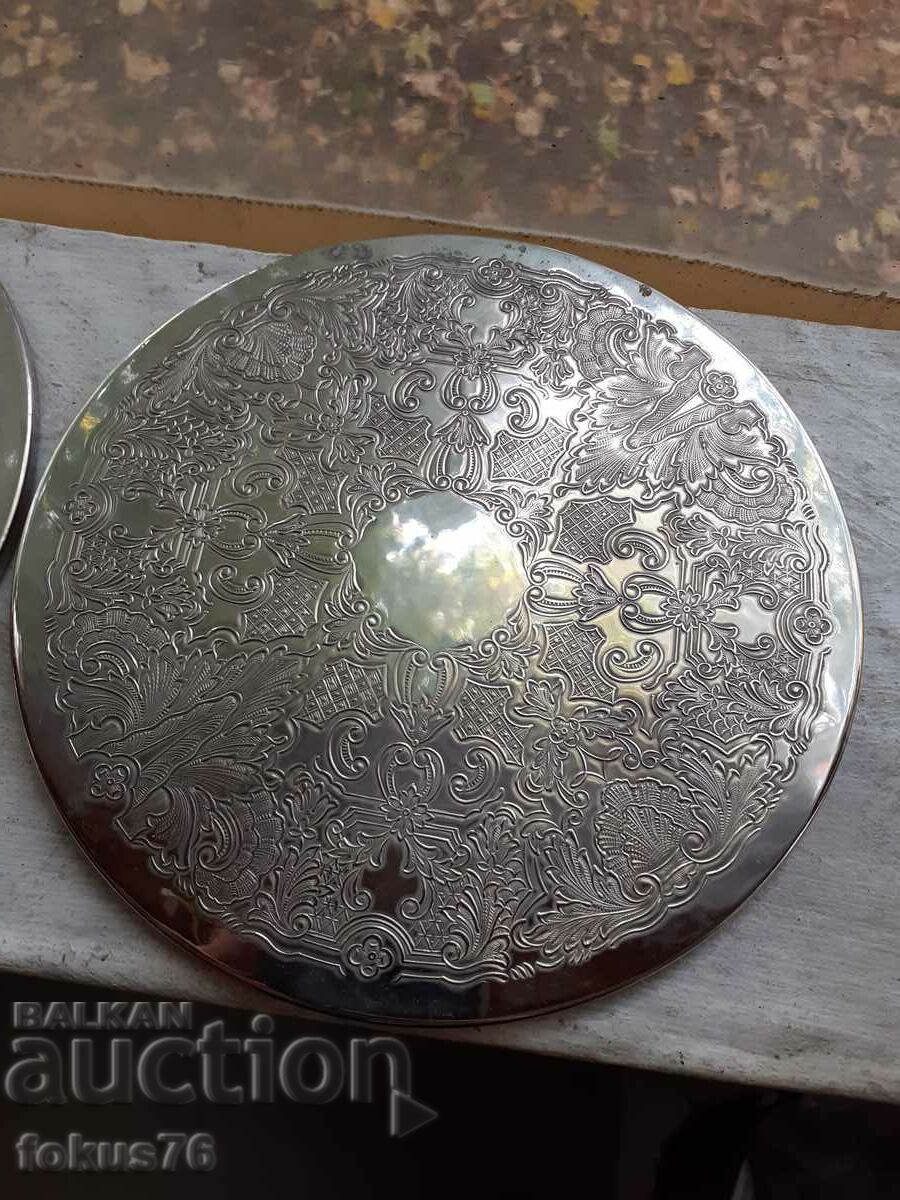 Δημοπρασία Σετ από τέσσερις μεταλλικές κούπες και σουβέρ Δημοπρασία Σετ από τέσσερις μεταλλικές κούπες και σουβέρ