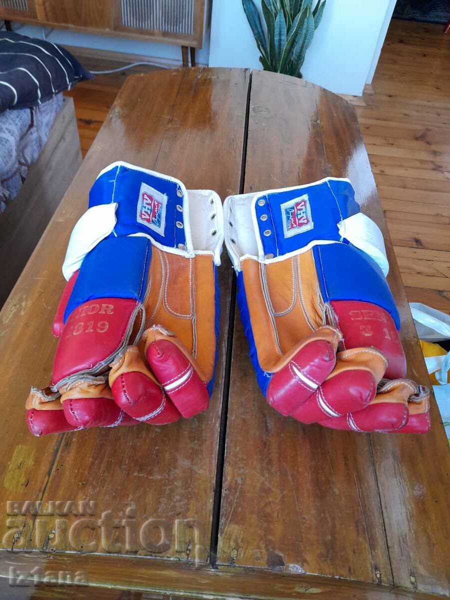 VHV Hockey Gloves with price 200.00 BGN | € 102.26 VHV Hockey Gloves with price 200.00 BGN | € 102.26